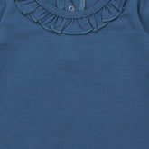 بلوزة باللون الأزرق الداكن